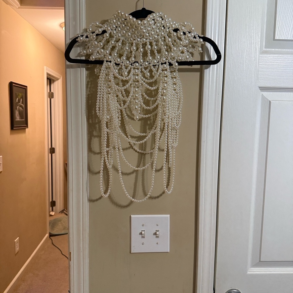 NWOT Luxurious Pearl Cascade Statement Necklace - Picture 4 of 5